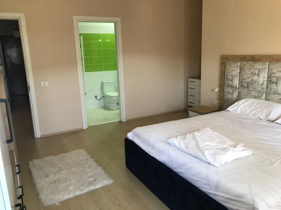 Tirane, jepet me qera 2+1+Ballkon , 136 m² 700 € (tek Liqeni Thate)