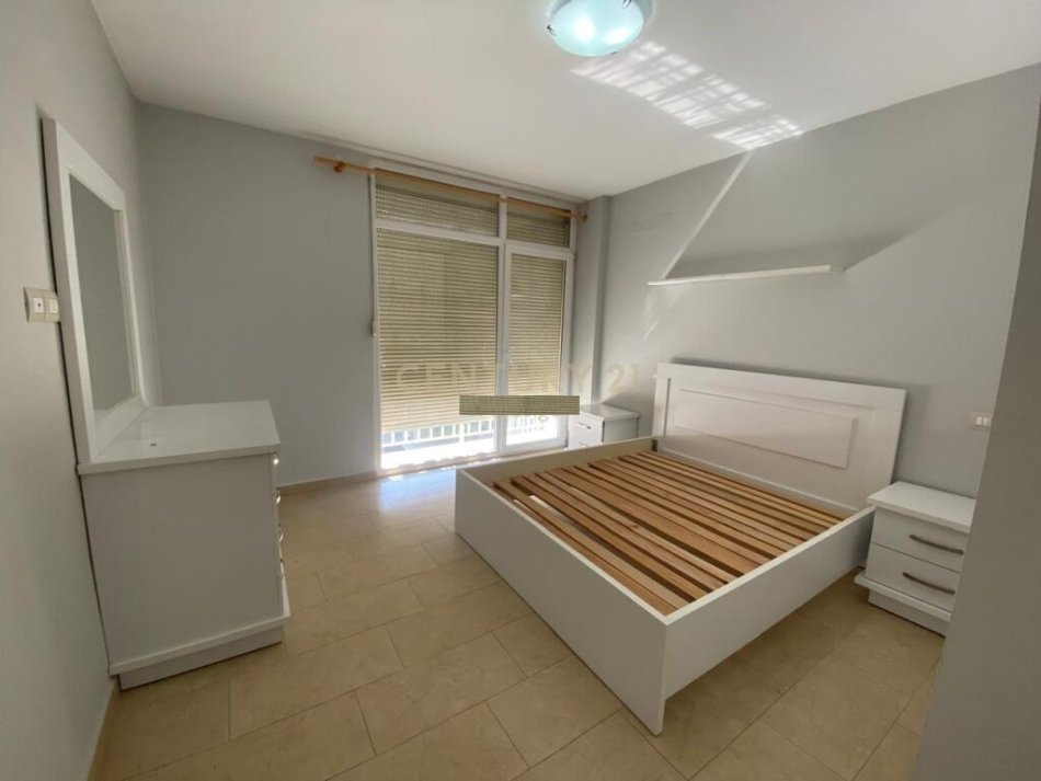 Tirane, jepet me qera apartament 2+1 Kati 8, 100 m² 700 € (LION PARK)