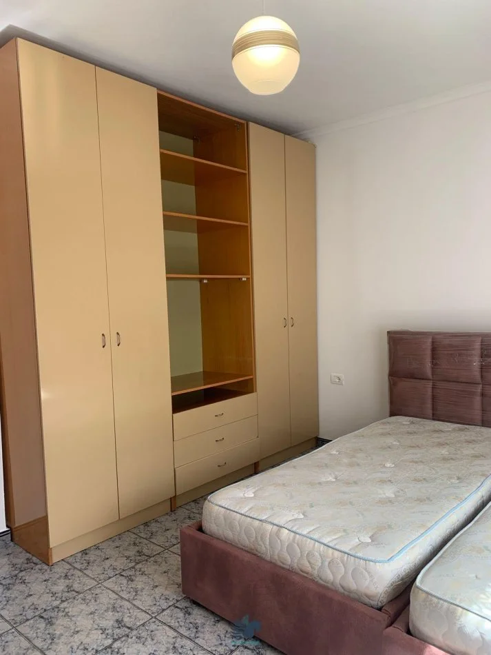 Jepet Me Qera Apartament 2+1 Tek Pazari i Ri [ID PE0216]