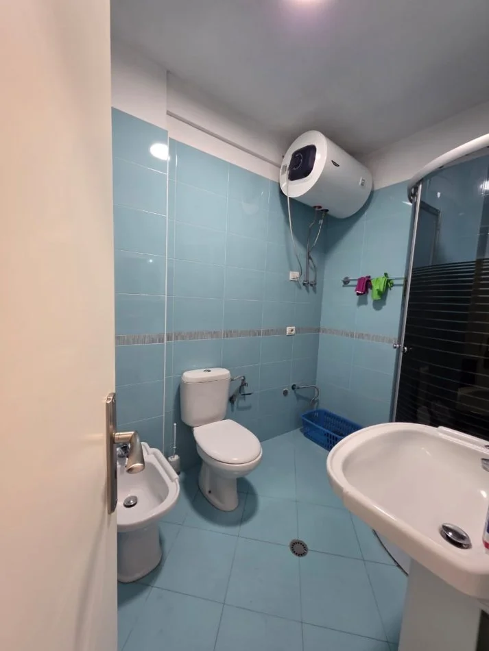 Tirane, jepet me qera apartament 2+1+Ballkon Kati 6, 93 m² 500 € 