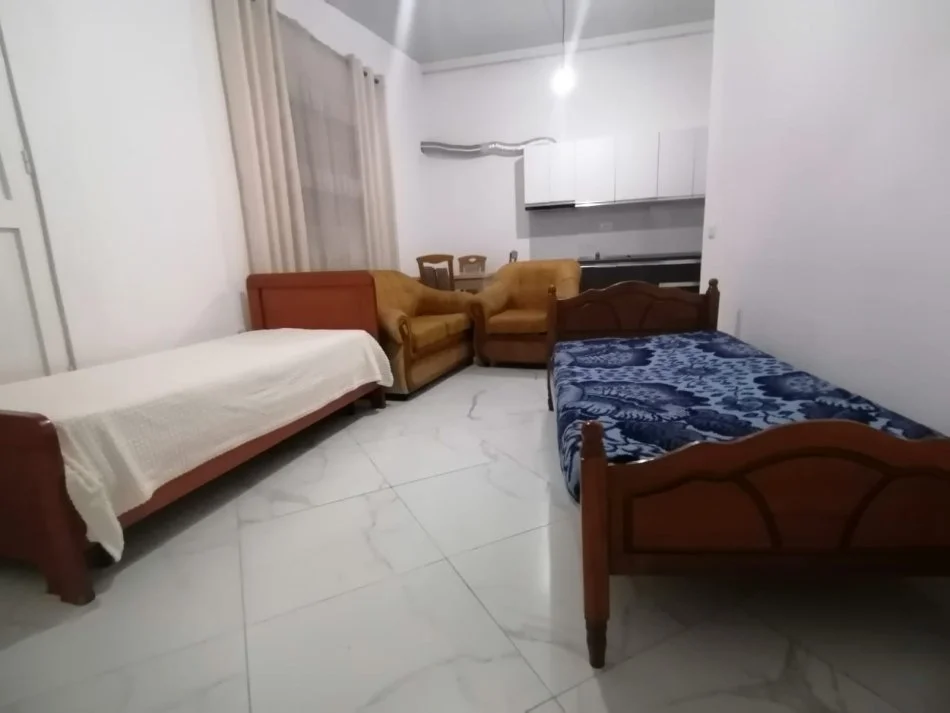 Tirane, jepet me qera shtepi 1+1+Aneks+Ballkon Kati 1, 70 m² 300 € (Pjetër Budi)