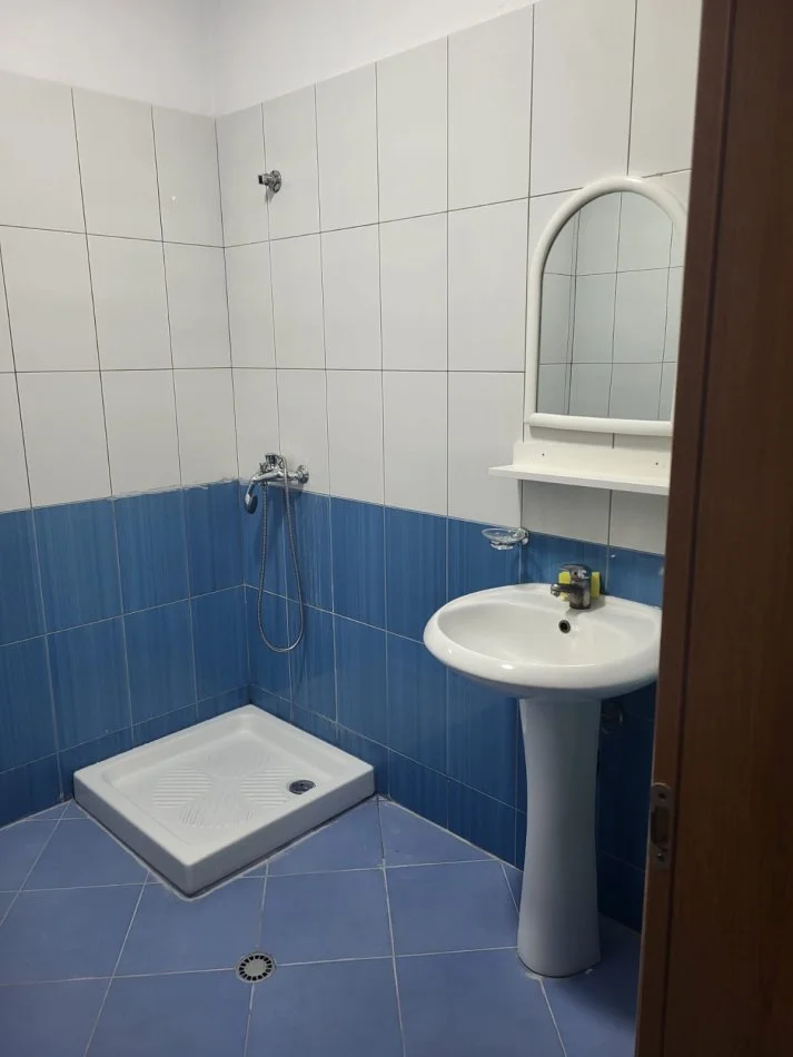 Tirane, jepet me qera apartament 1+1+Ballkon Kati 6, 350 € (Astir)