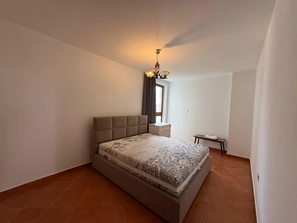 Tirane, jepet me qera apartament 2+1+Ballkon , 700 € (Bulevardi Zogu I)