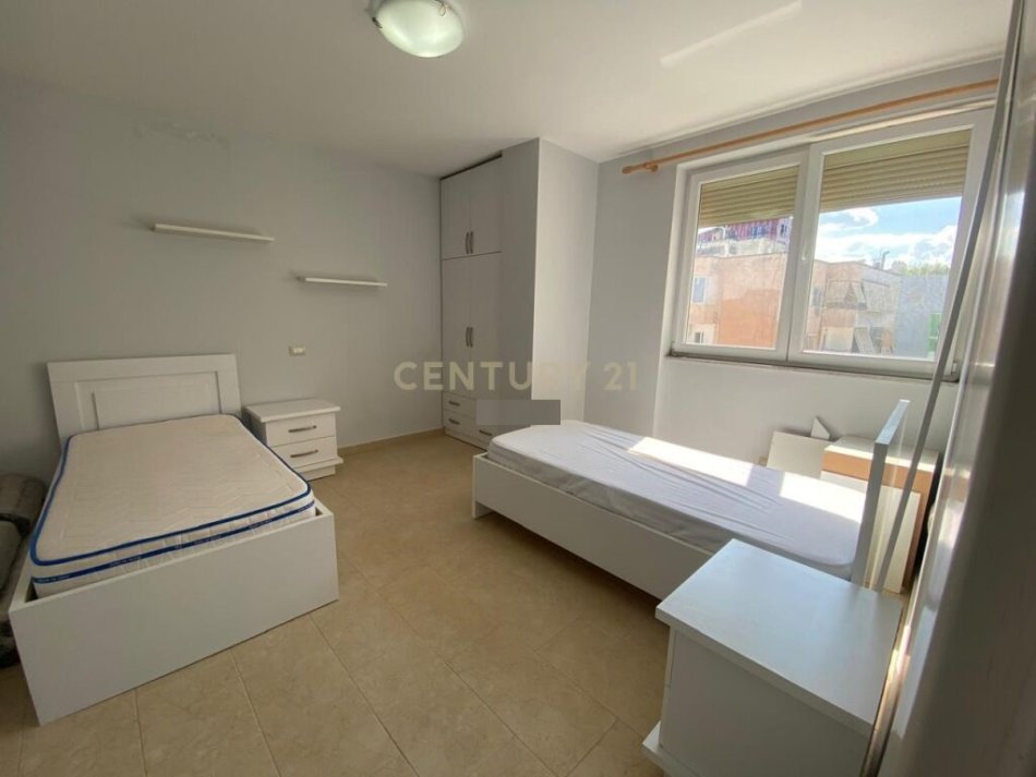 Tirane, jepet me qera apartament 2+1 Kati 8, 100 m² 700 € (LION PARK)