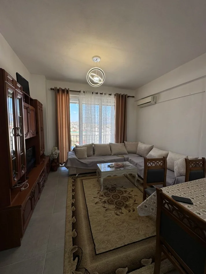 Tirane, jepet me qera apartament 2+1+Ballkon Kati 6, 90 m² 500 € (rruga 5 Maj)