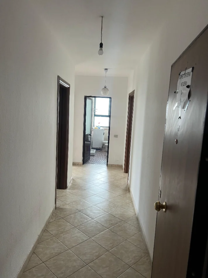 Durres, jepet me qera apartament 1+1+Ballkon Kati 5, 82 m² 300 € (stadiumi)