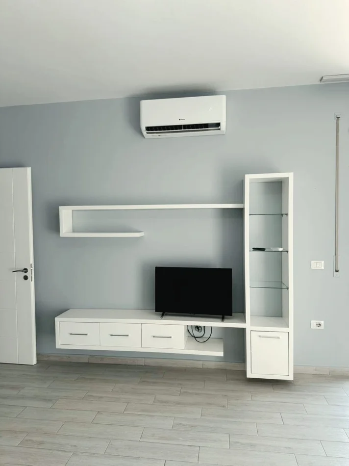 Tirane, jepet me qera apartament 1+1+Aneks+Ballkon Kati 7, 500 € (Yzberisht)