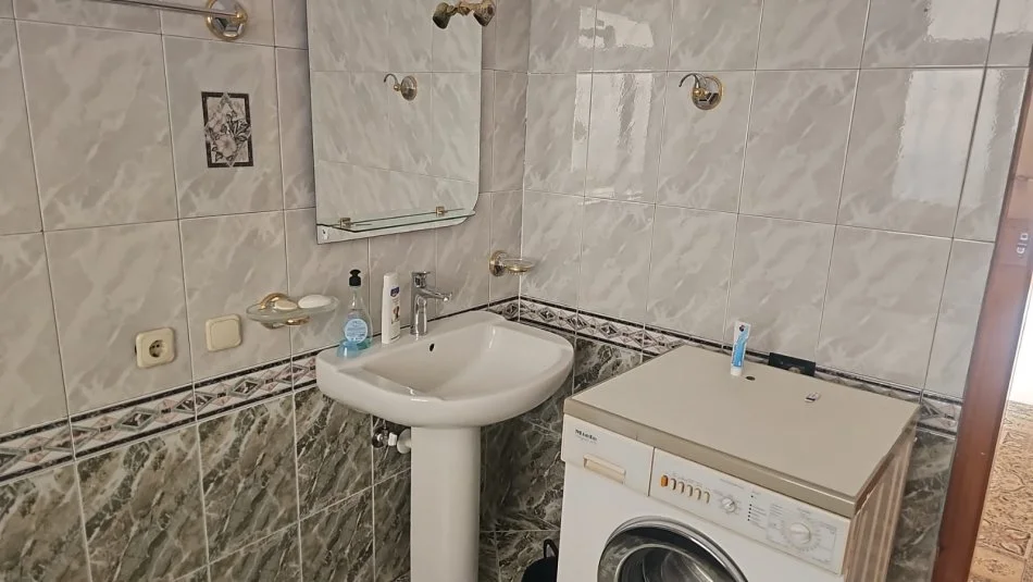 Tirane, jepet me qera Vile 2+1 Kati 1, 110 m² 500 € (Rruga Kadillari, prane Materniteti te ri.)
