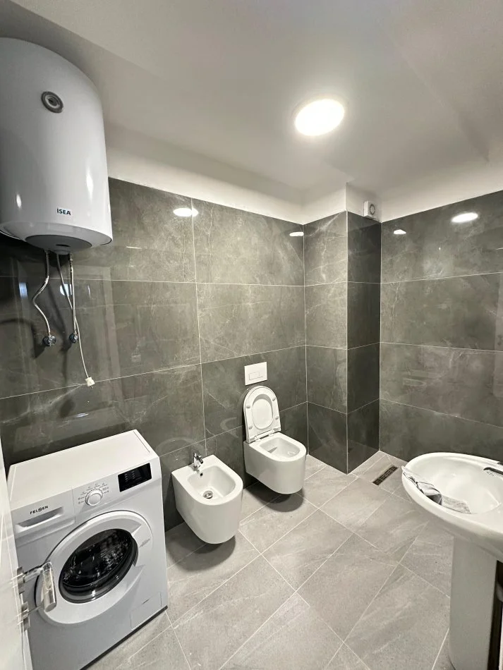 Tirane, jepet me qera apartament 2+1+Ballkon Kati 8, 90 m² 600 € (Kompleksi Jolla , Astir)