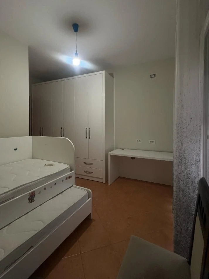 Tirane, jepet me qera apartament 3+1 Kati 5, 80 m² 650 € (KRISTAL CENTER)