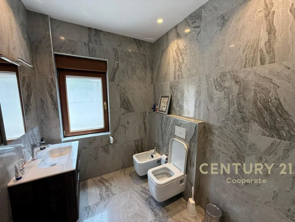 Tirane, shes Vile 5+1 , 420 m² 1.200.000 € (KOMPLEKSI COLOMBO)