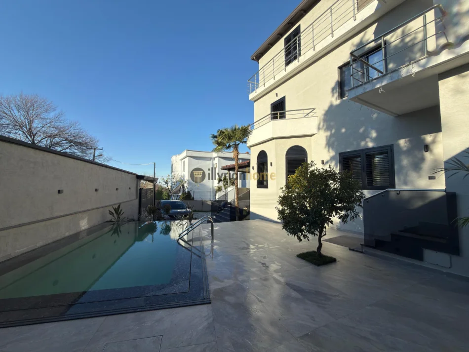 Tirane, shitet Vile 3 Katshe+papafingo , 600 m² 2.000.000 € (Liqeni i Thate)