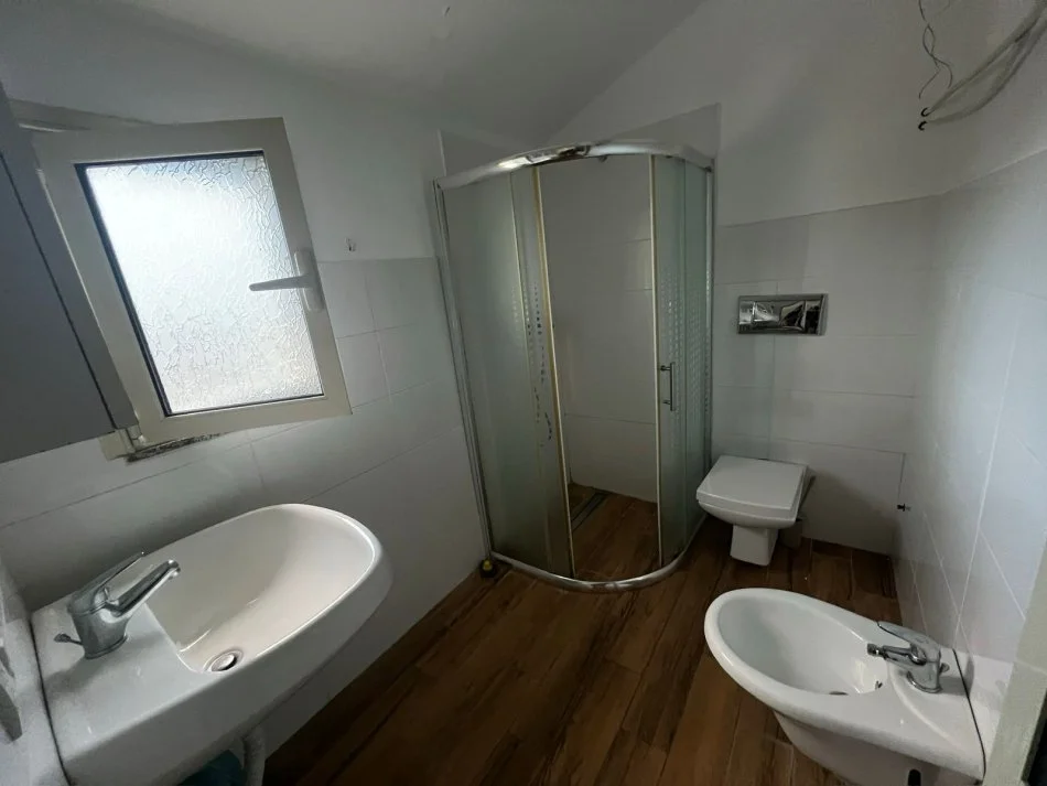 Tirane, jepet me qera apartament 2+1+Ballkon Kati 3, 80 m² 480 € (QYTET STUDENTI)