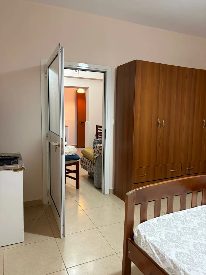 Tirane, jepet me qera garsonier 1+1+Aneks Kati 0, 50 m² 250 € (Rruga turhan pashe permeti perballe gjykates administrative)