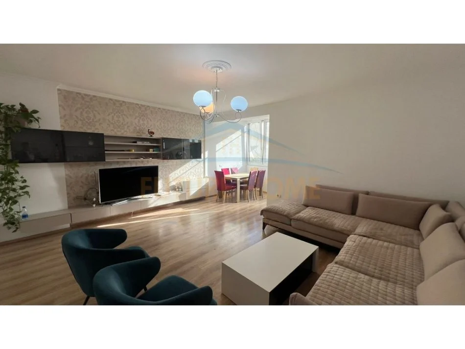 Tirane, jepet me qera ambjent biznesi Kati 3, 135 m² 1.500 € (Pazari i Ri)