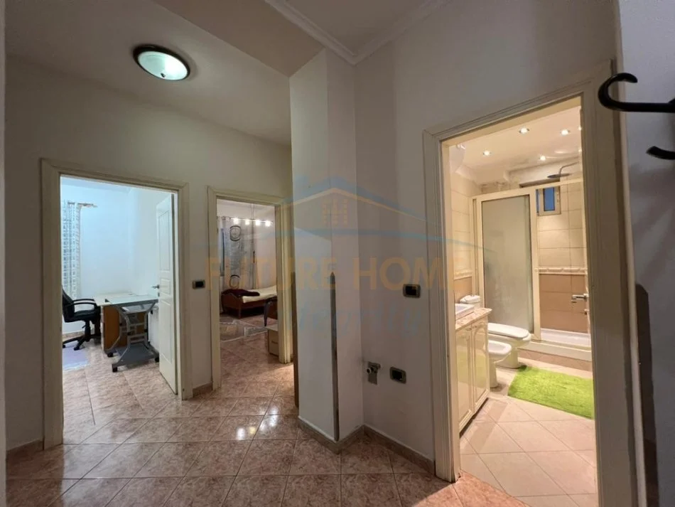 Tirane, jepet me qera apartament 3+1 Kati 2, 117 m² 832 € (Shkolla e Bashkuar)