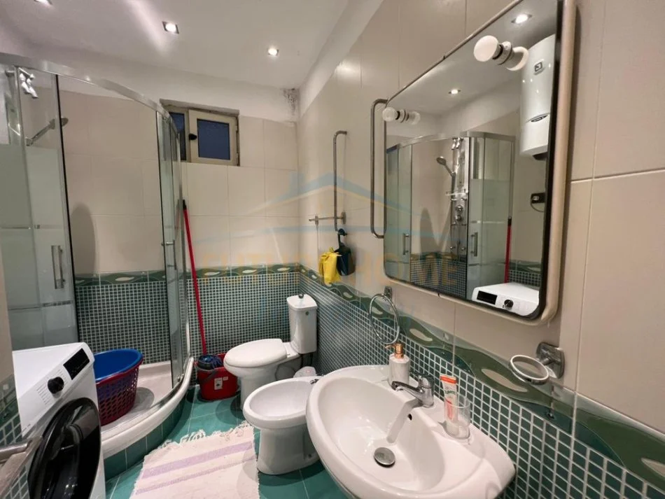 Tirane, jepet me qera apartament 3+1 Kati 2, 117 m² 832 € (Shkolla e Bashkuar)