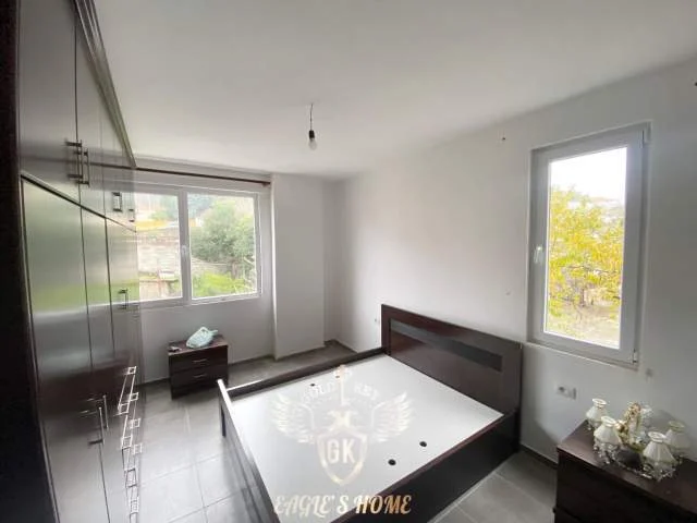 Durres, jepet me qera apartament Kati 2, 99 m² 250 Euro (Prapa Shkolles Eftali Koci,Cezmja Ferres)