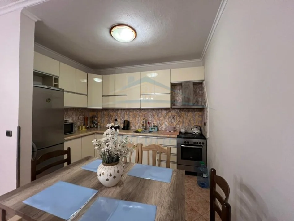 Tirane, jepet me qera apartament 3+1 Kati 2, 117 m² 832 € (Shkolla e Bashkuar)