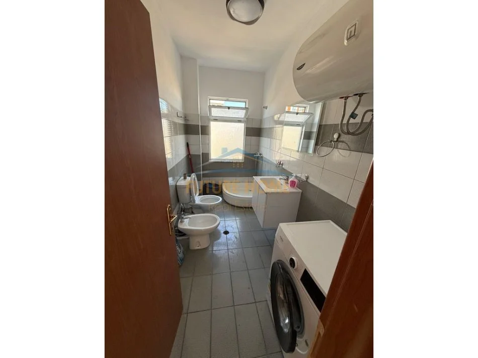 Tirane, jepet me qera apartament 2+1+Ballkon Kati 4, 85 m² 470 € 