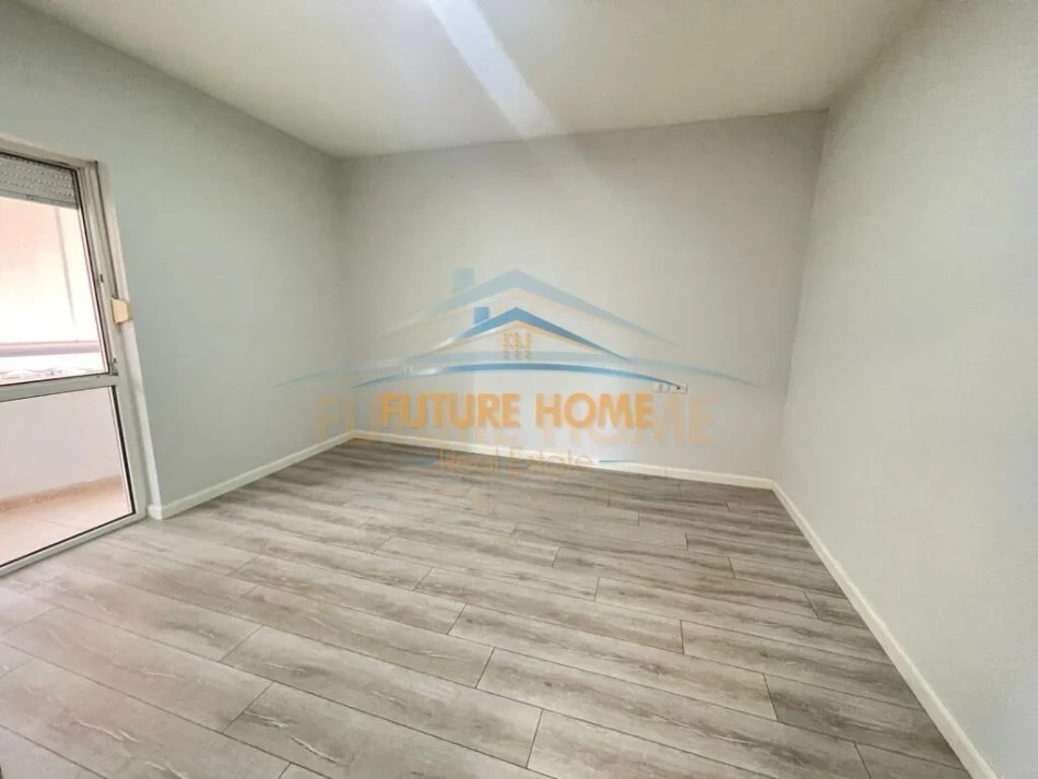 Tirane, jepet me qera ambjent biznesi Kati 0, 70 m² 700 € (prane Zogut te Zi)