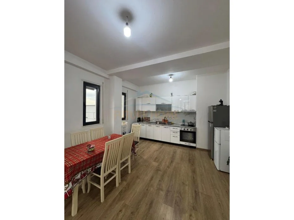 Tirane, shitet apartament 2+1+Ballkon Kati 8, 81 m² 215.000 € (Porcelan, Tirane)