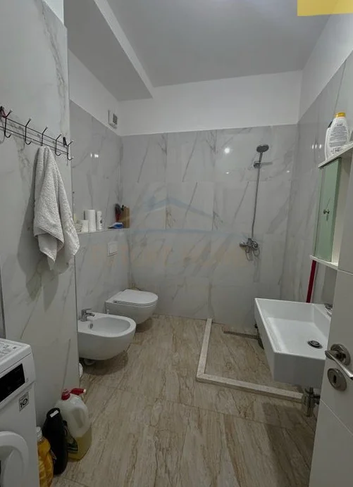Tirane, shitet apartament 2+1+Ballkon Kati 8, 81 m² 215.000 € (Porcelan, Tirane)