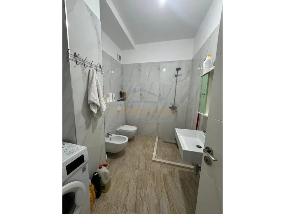 Tirane, shitet apartament 2+1+2+Post parkimi+Ballkon Kati 8, 81 m² 215.000 € (Porcelan Prane UET)