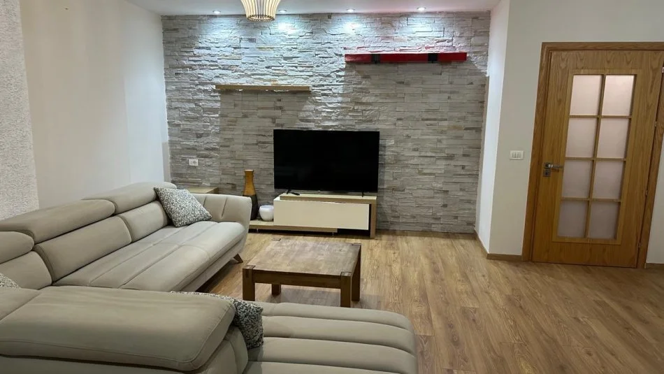 Tirane, jepet me qera 2+1+Ballkon Kati 7, 110 m² 600 € (Rruga e kavajes)