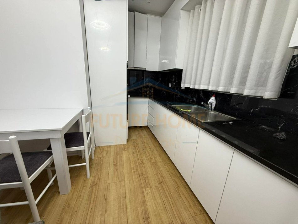 Tirane, jepet me qera apartament 2+1 Kati 3, 65 m² 499 € (prane xhamise,selite)