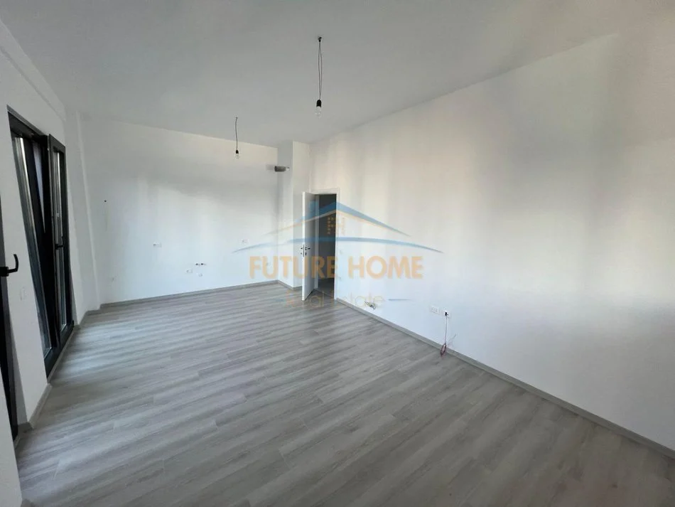 Tirane, jepet me qera ambjent biznesi Kati 8, 120 m² 800 € (Kompleksi Square 21)