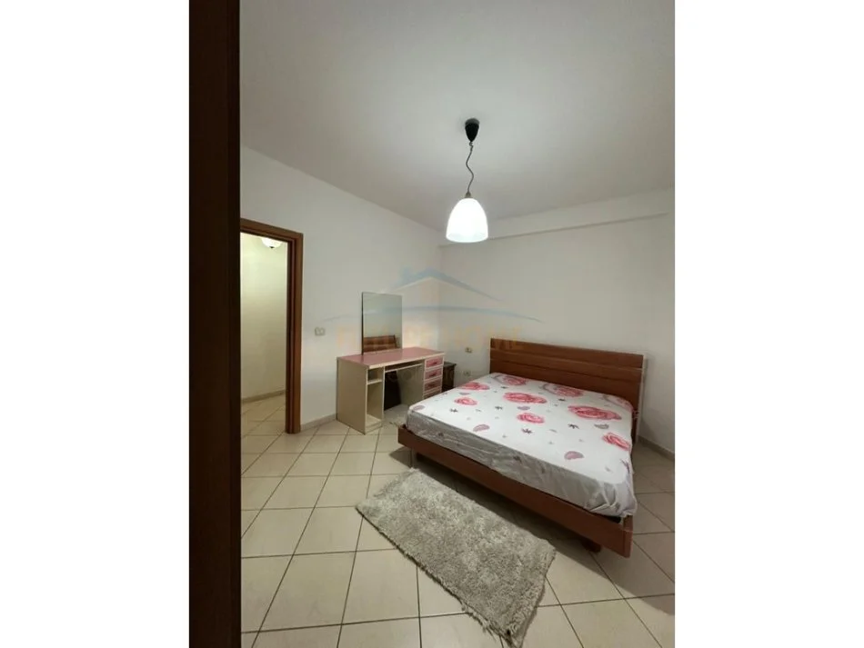 Durres, jepet me qera apartament 1+1 Kati 3, 300 € (Durres)