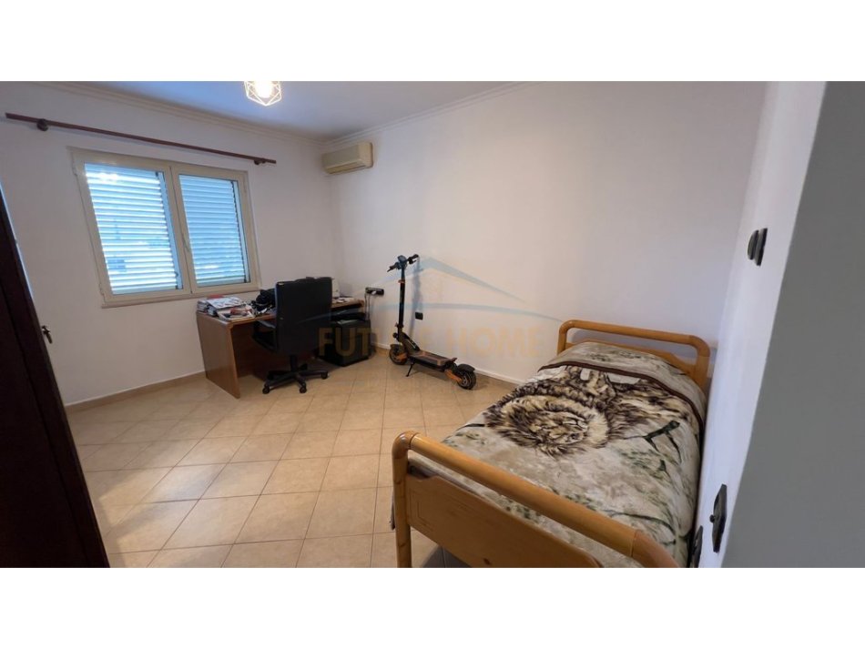 Tirane, jepet me qera apartament 2+1 Kati 4, 128 m² 830 € (Rruga Kosovareve)