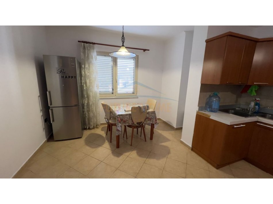 Tirane, jepet me qera apartament 2+1 Kati 4, 128 m² 830 € (Rruga Kosovareve)