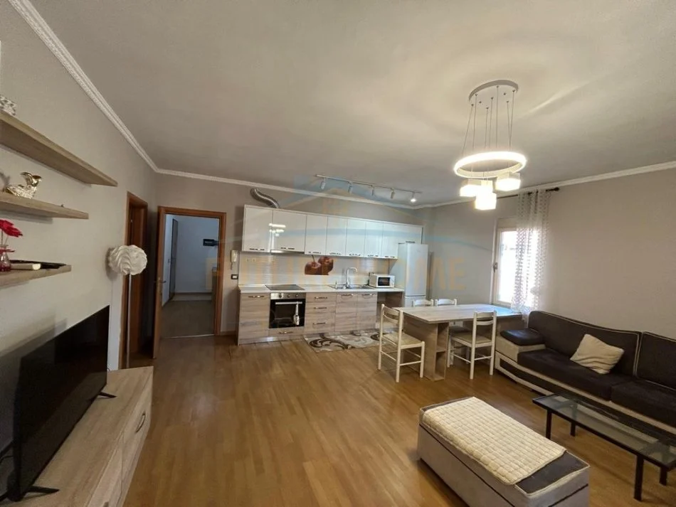 Durres, jepet me qera apartament 2+1 Kati 7, 102 m² 450 € (Ish Rajoni i Policise, Durres)