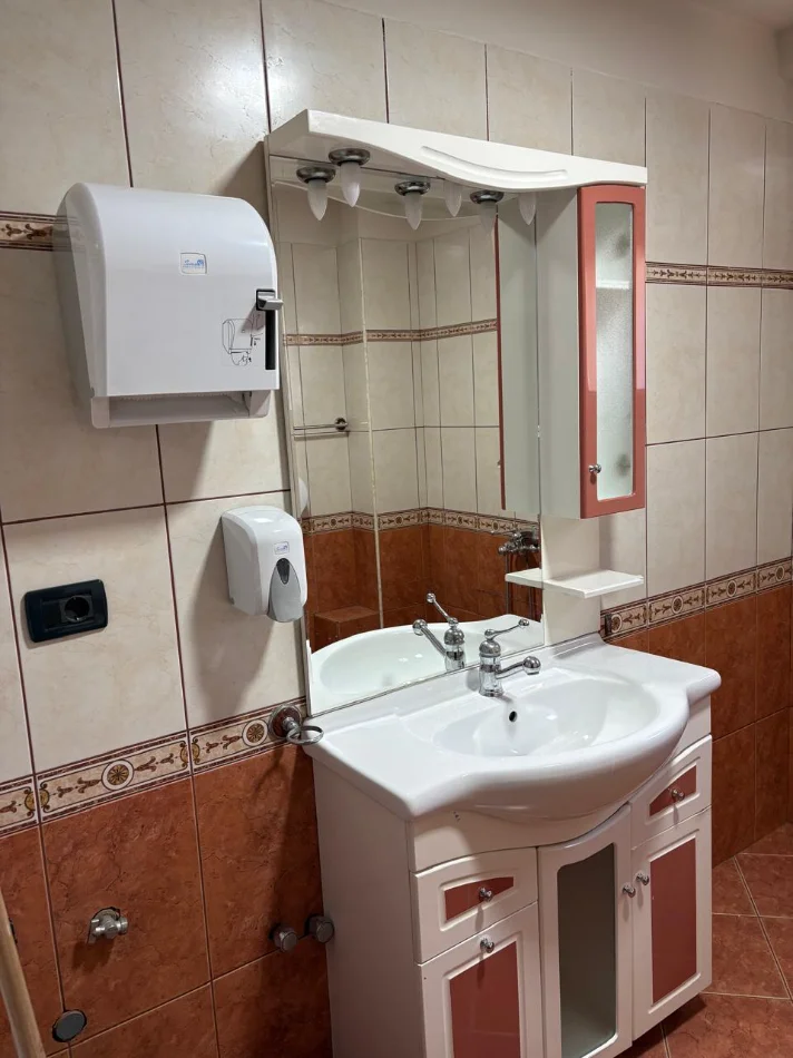 Tirane, shitet apartament 3+1+Ballkon Kati 2, 156 m² 546.000 € (Blloku)