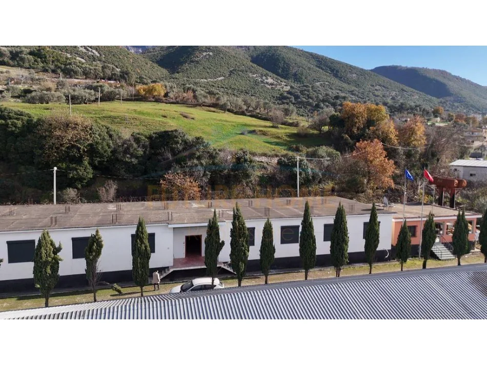 Tirane, jepet me qera ambjent biznesi Kati 0, 557 m² 2.000 € (Kapanon, Tufine, Tirane)