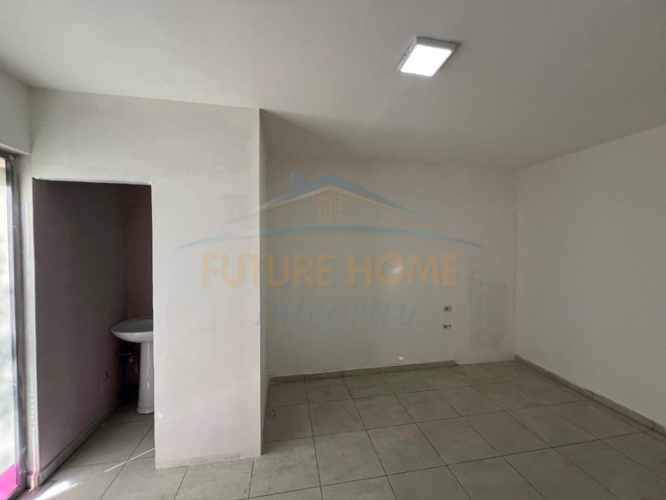 Tirane, jepet me qera ambjent biznesi Kati 0, 20 m² 260 € (Ish Parku i Autobusave)