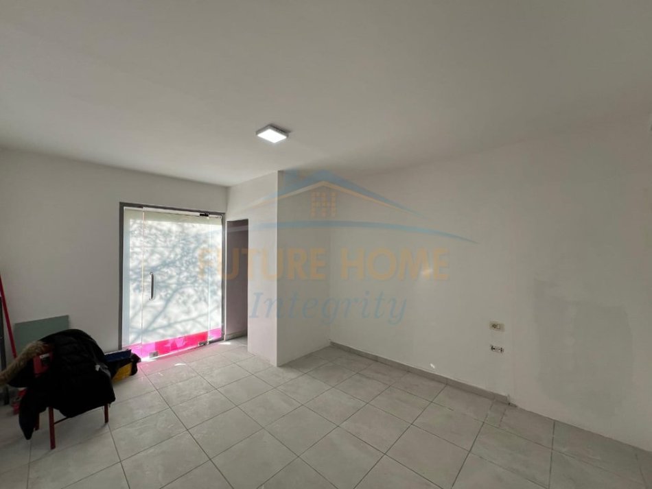 Tirane, jepet me qera ambjent biznesi Kati 0, 20 m² 260 € (Ish Parku i Autobusave)