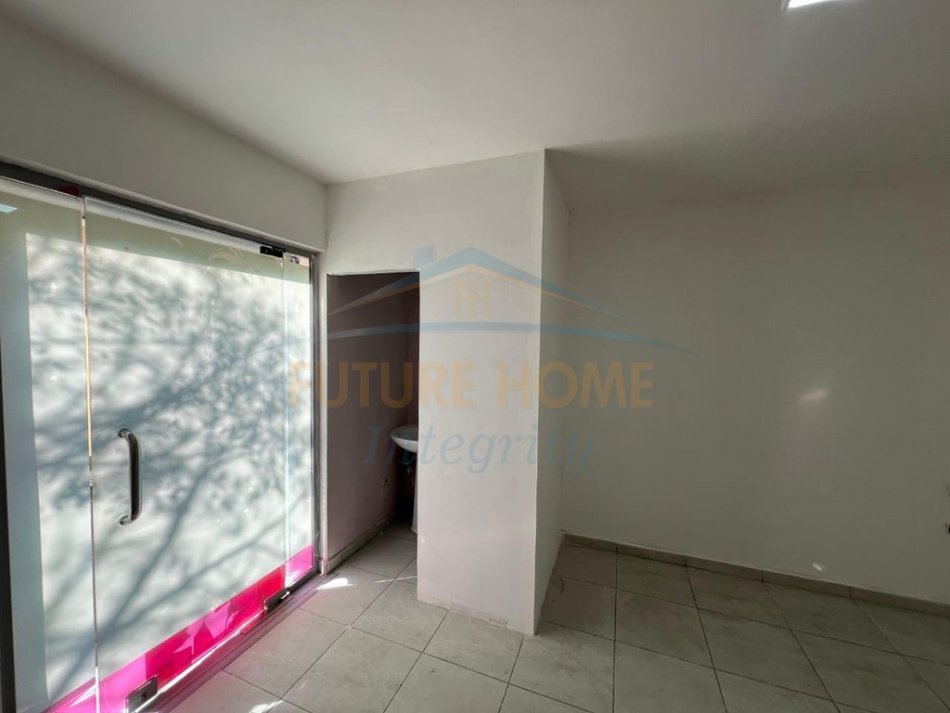 Tirane, jepet me qera ambjent biznesi Kati 0, 20 m² 260 € (Ish Parku i Autobusave)