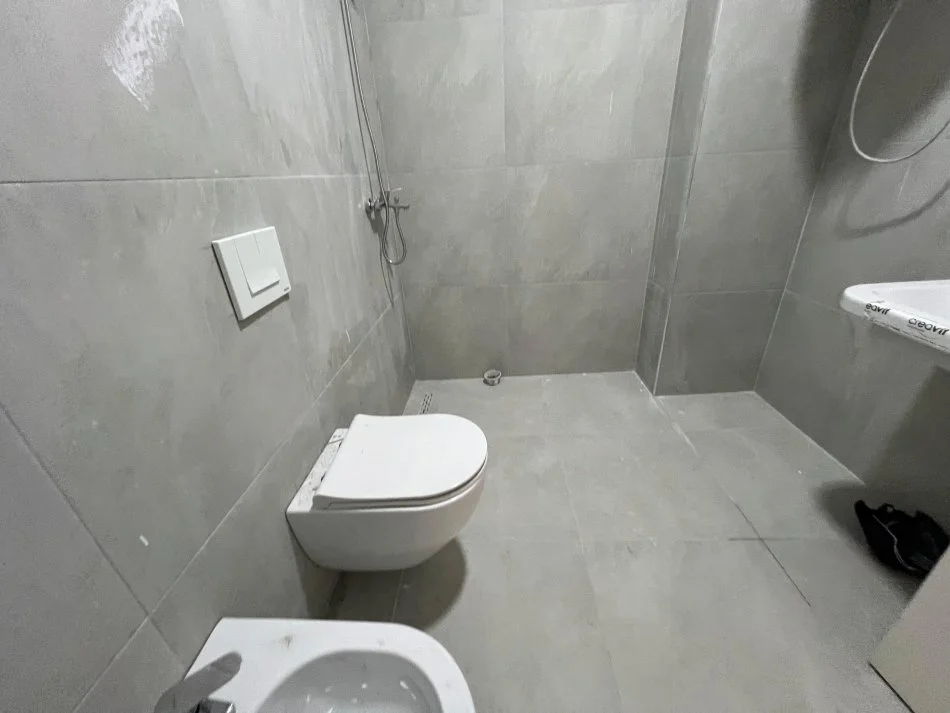 Tirane, jepet me qera apartament 2+1+Aneks+Ballkon Kati 1, 85 m² 500 € (ALI DEMI)