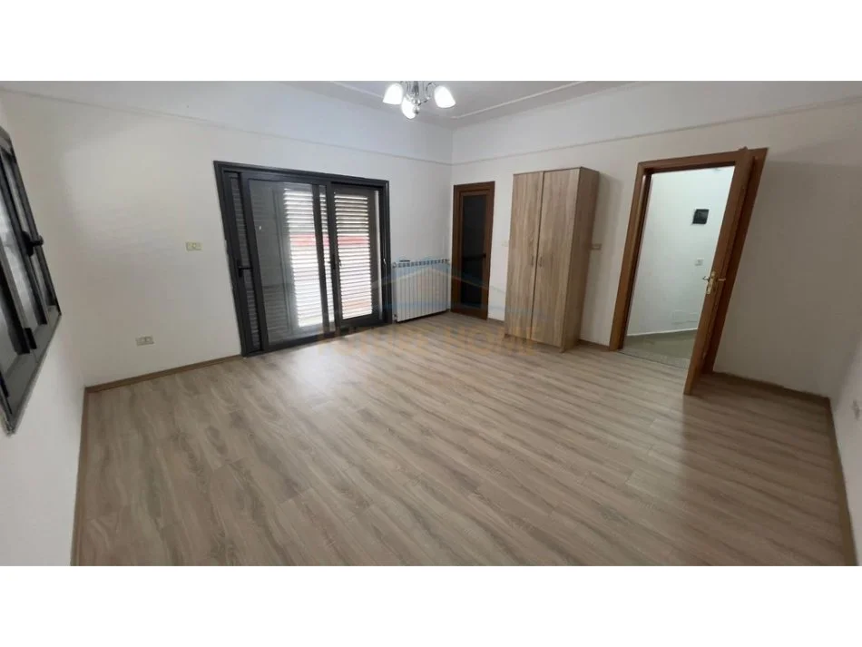 Tirane, jepet me qera Vile 3+1 Kati 1, 350 m² 2.000 € (Rruga Kadri Kerciku pas Terminalit te Autobuzave)