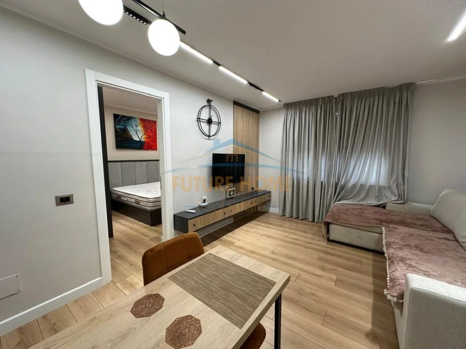 Tirane, jepet me qera apartament 1+1+Ballkon , 60 m² 700 € (Komuna e Parisit)