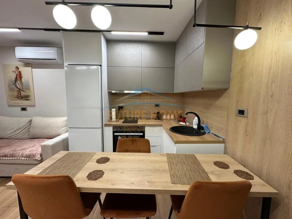 Tirane, jepet me qera apartament 1+1+Ballkon , 60 m² 700 € (Komuna e Parisit)