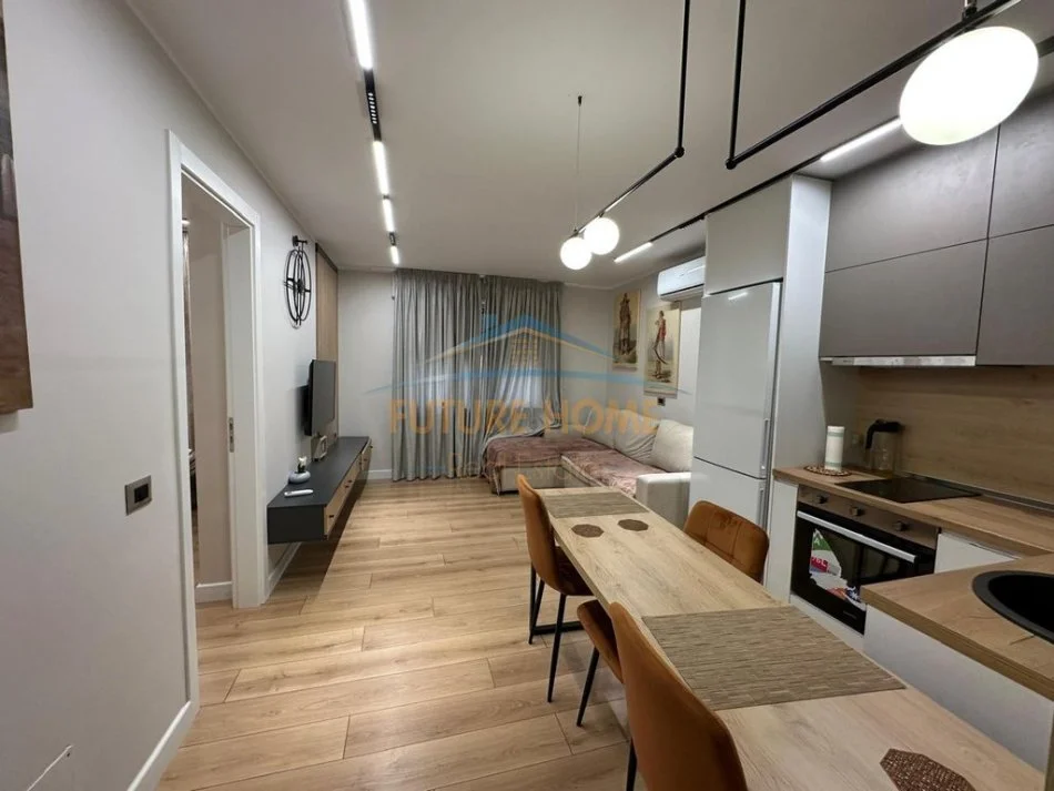 Tirane, jepet me qera apartament 1+1+Ballkon , 60 m² 700 € (Komuna e Parisit)