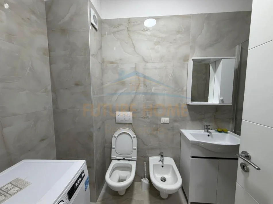 Tirane, jepet me qera apartament 1+1+Ballkon Kati 3, 62 m² 450 € (Unaza e Re)