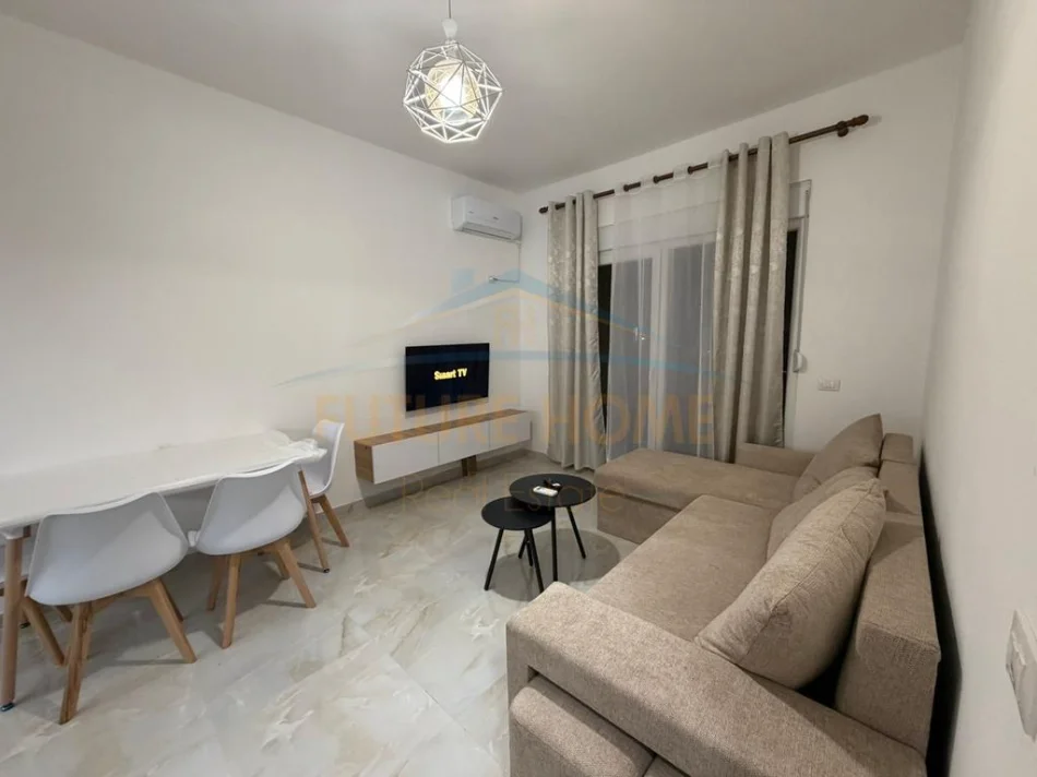 Tirane, jepet me qera apartament 1+1+Ballkon Kati 3, 62 m² 450 € (Unaza e Re)