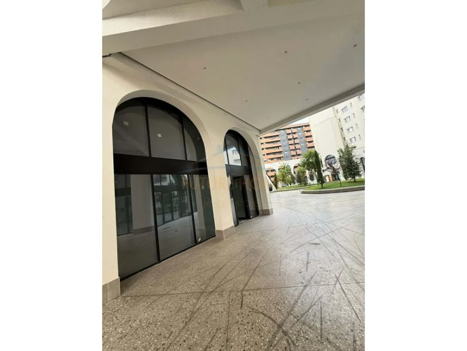 Tirane, jepet me qera ambjent biznesi Kati 0, 400 € 
