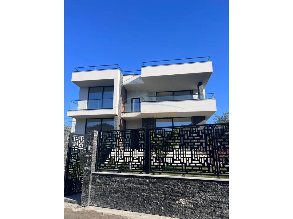 Tirane, shitet Vile 4+1+Aneks+Ballkon Kati 2, 500 m² 800.000 € (SAUK)