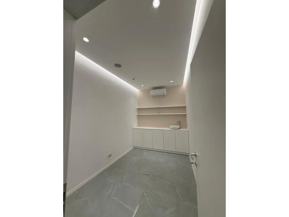 Tirane, jepet me qera ambjent biznesi Kati 2, 132 m² 1.700 € (Jordan Misja)